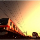 2/15夜明けの東浦和駅付近で　朝焼けの風景　と武蔵野線２０９系普通電車