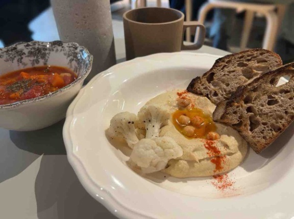 石川県金沢市大手町にオープンしたカフェ『OTAS（オータス）』で『フムスとパン』のスープセット食べてみた。