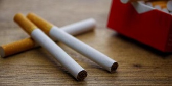 友人の友人「この車禁煙だからやめろや」　俺「悪い、これだけ吸うわ」　タバコくらい景気よく吸わせろや