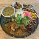 【裏美熟女カレー食堂】天神（福岡）〜北天神のKBC近くで半年に1度開催。スパイスマニアックスの女性シェフによる多国籍料理の数々。ミミュウあきこシェフによるダルバート。