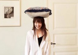 【衝撃】かずみん谷間があらわにッ！！胸元セクシーｗｗｗｗｗ【高山一実】