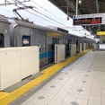 2025年度の4駅目 小田急が祖師ヶ谷大蔵駅にホームドアの筐体を設置中