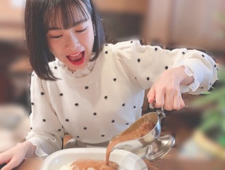 【悲報】JKさん、とんでもないカレーの食べ方をしてしまう……