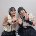【画像】大物女性歌手さん、現役アイドル(21)さんとのツーショットがじわじわくるｗｗｗ