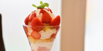 友達「アニメのコラボカフェ行こう！」私「一番安くて1200円？知らないアニメだし…」友達「知らないアニメじゃないでしょ！だって…」