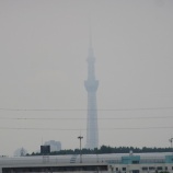 『どんよりとした雲がグラウンドの上を覆っています』の画像