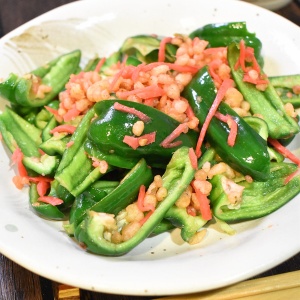 シンプルで美味しい♪ピーマンの天かす炒め