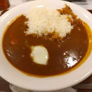 きょうは冬のような寒さ　きょうの昼メシ　すき家のおんたまカレー大盛♪