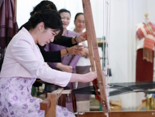 愛子さん　「ラオスの織物の至宝展」を鑑賞・「機織り」を体験