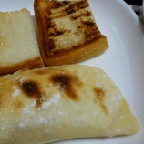 『ピザ生地にソーセージを包んでグリルで焼く』の画像