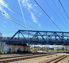 小田急が藤沢駅付近で東海道線を跨ぐ橋の名称や構造はどういったものなのか