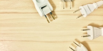 テレビ周りのコンセントは6口にしたけど、10口あってもよかったな…