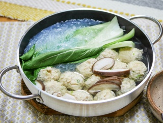 春菊入り鶏肉団子と春雨、チンゲン菜の鍋