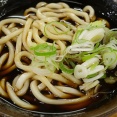 関西人「関東のあんな真っ黒けなうどん、からいばっかりでよう食わんわ」 …関東VS関西うどんの“黒いつゆ”問題のすれ違い