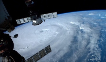 宇宙飛行士がTwitterに投稿した台風8号(ノグリー)の写真がまるでデイ・アフター・トゥモロー