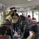 『覆面捜査官がミニバスに乗車、シートベルト着用取締り』の画像