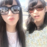 『[イコラブ] 舞香と花菜のグラサン２ショット画像の後ろに隠れきあら？【=LOVE(イコールラブ)】』の画像