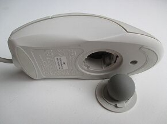 PCのマウスの裏にあるボール投げて遊んだ事がある奴って何歳までなの？