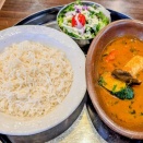 夜の「ピプレー（春日）」で「ネパール郷土カリー」と「アチャール盛り合わせ」