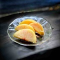 庭で桃とタマムシ