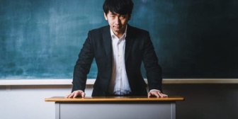 世の中の教員叩きがムカつく。夫は教員に夢を持ってなった人だから頑張ってるのに、一部のクズ教員のせいで教員全体が叩かれてる現状に納得いかない