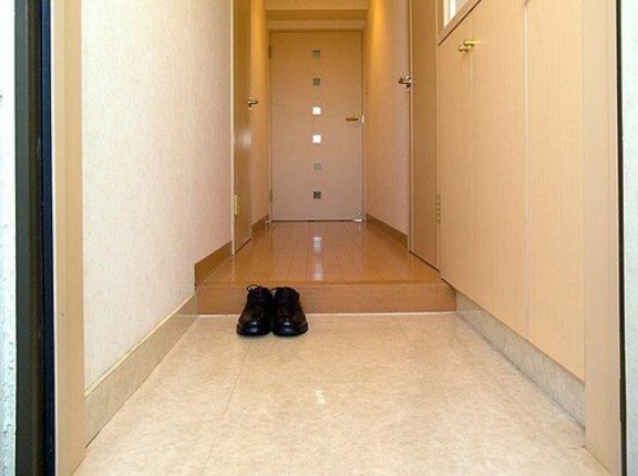 海外「日本みたいに室内では靴を脱ぐ習慣ってどう思う？」家の中での靴の扱いに対する海外の反応