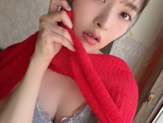【画像】上坂すみれさん、自らおっぱいの谷間を見せつけてしまうwww