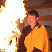今年の高飛びを誓う！新井監督の護摩行
