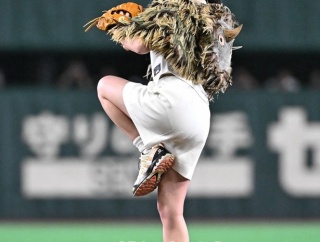 【朗報】橋本環奈さん、始球式でパンティラインを見せつけてくる🥰