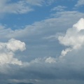 雲の出会いに忙しい。