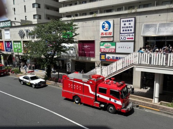 【火事情報】東京都多摩市関戸１丁目 スクエア聖蹟桜ヶ丘付近 火災通報で消防車多数出動 周辺道路一時交通規制5月11日 #多摩 #聖蹟桜ヶ丘