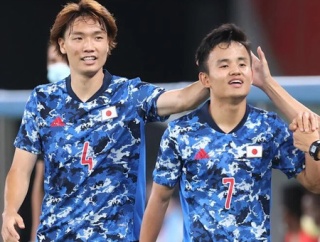 サッカー日本代表、世界で勝てないのに日本では美女を漁りまくる