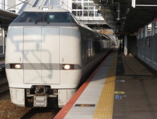 手柄山平和公園駅で通勤特急 「らくラクはりま」 新大阪行きを撮る （発車標＆289系） 【2026年8月】
