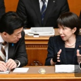 毎日新聞社説 　首相が315人に当選祝い　「政治とカネ」軽視が露呈