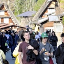 人口５００人の世界遺産「白川郷」に外国客１１１万人…受け入れ負担大きく観光協会「そろそろ限界」