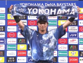 DeNA蝦名達夫選手、初ウォーターシャワーを浴びた感想「ちょっと大きい氷が当たって、痛いし冷たかったですけど、本当にうれしかった」