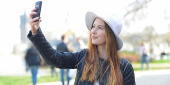 若い子なら自撮りもまだわかるけれど、30半ばも過ぎた自称オシャレママの自撮りは痛すぎる。子供産んだらもっと他にやる事あるだろうに…