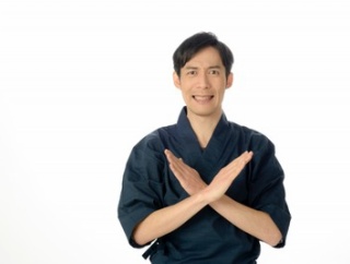 【悲報】店長「人が説明してるのに腕組みする奴があるか！」（怒）  バイト初日ワイ「…（半泣き）」