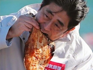 (ヽ´ん`)「一人で食べる。俺の肉だから」