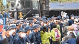 【沖縄】プロ市民220人が抗議の座り込み → 沖縄タイムス「平日の月曜日に異例の多さ」と絶賛