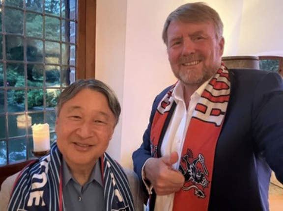 NMR掲載のサッカーワールドカップ観戦　オランダ国王夫妻と・批判コメント多数