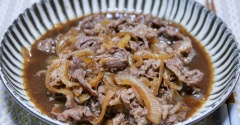 牛肉を叩いて叩いて柔らかく「牛丼の具」&「ちょこっとモノクロ写真」