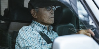 駐車場で初心者マークと高齢者マークを付けた車に乗る老夫婦が、一生懸命に駐車していた。