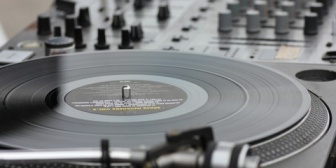 まさに今、引いてる。一緒に住んでて、彼の友達が泊まりにきてるんだけど　みんなクラブDJ？っていうの？やってて…