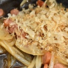 新玉ねぎとウインナーのおかか炒め丼
