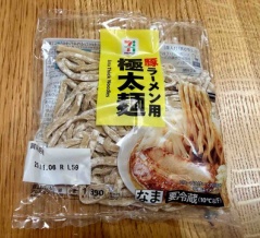 「セブンイレブン 中丸8丁目店」にて「とみ田」監修 豚ラーメン用極太麺、豚ラーメンスープなど