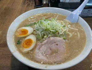 飲んだ後は背脂だよね　こってりらーめん 誉