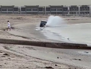 【海外の反応】ビーチでSUVを暴走させた男、横転して車外に射出される　「完璧なFAFO」「自業自得すぎる」