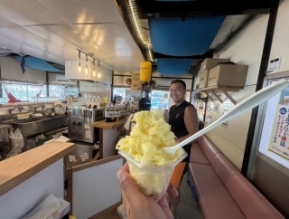 先輩がやってるカルモア海の家で、けずりパイン食べてきた。中にも外にもシャワーがあってめっちゃ快適。御浜(みはま)海水浴場。(沼津市戸田)
