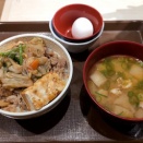 すき家 季節商品「月見すきやき牛丼」が美味い！ ＋豚汁。新橋深夜で
